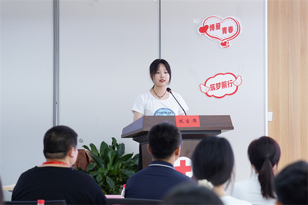 营员黄曼竹宣读《推动川渝高校红十字志愿服务的倡议书》.jpg